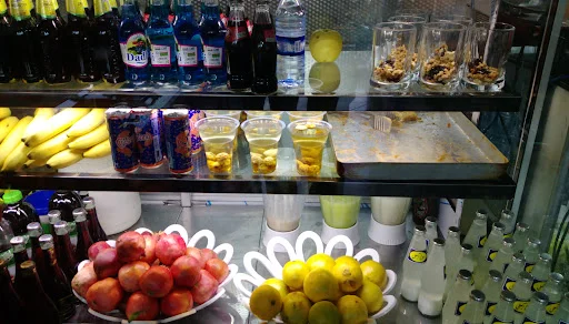 بستنی سنتی و آبمیوه گرانمایه