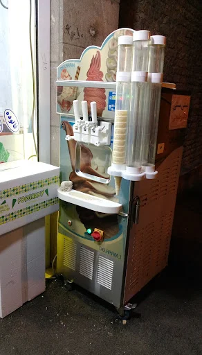 بستنی سنتی و آبمیوه گرانمایه