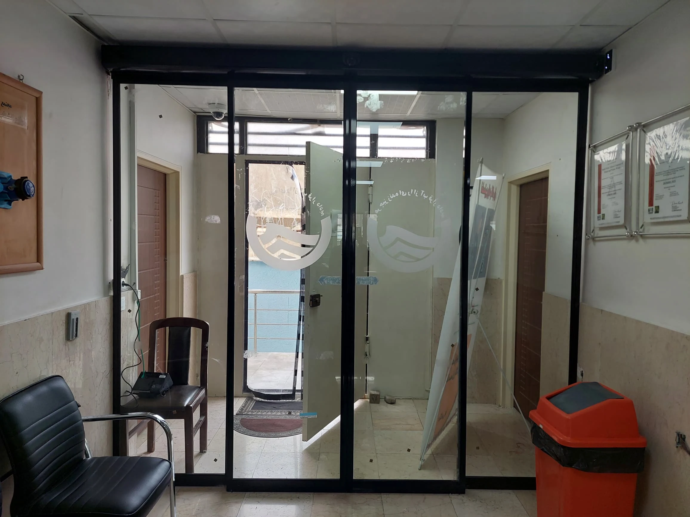 درب اتوماتیک شیشه ای و فریم دار