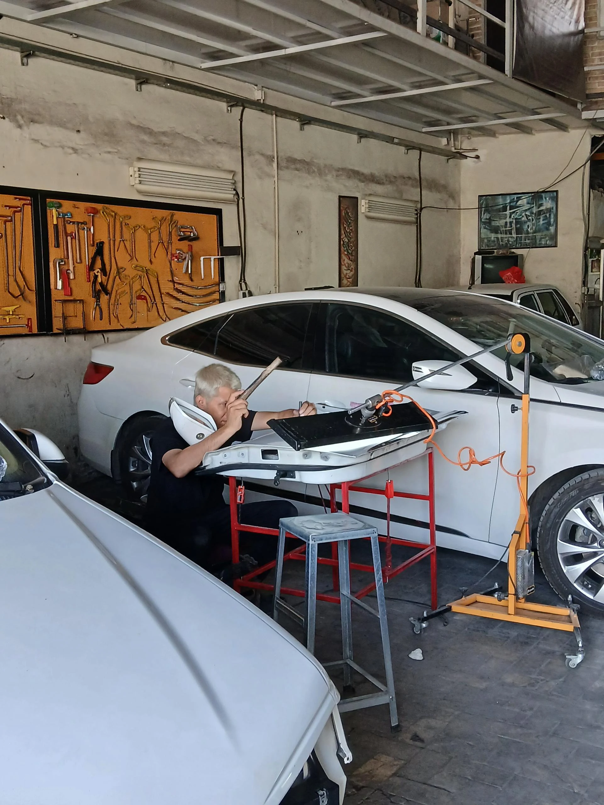 خدمات اتومبیل کوروش (صافکاری و نقاشی)
