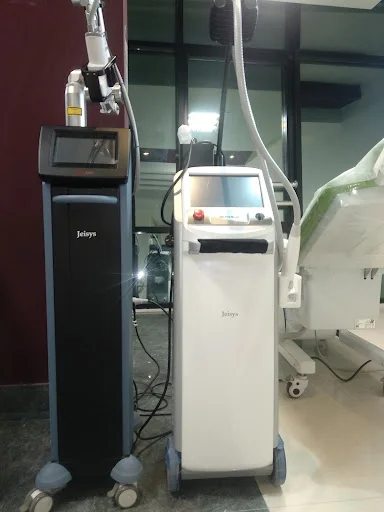 دکتر سانایه عزیزفرد