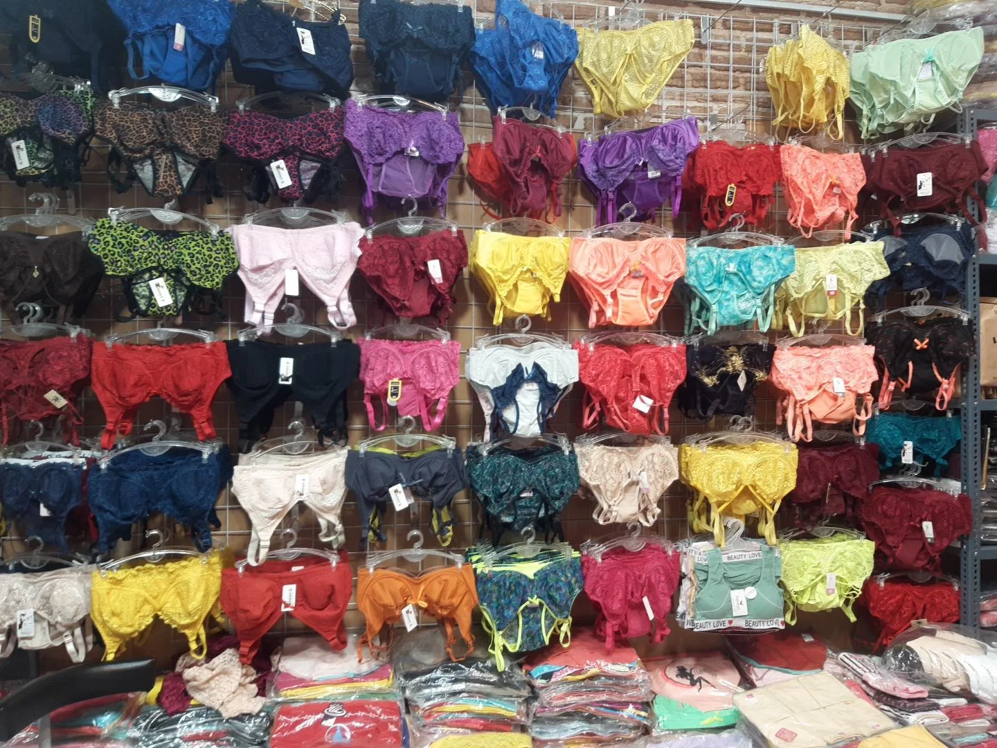 پخش لباس زیر فرهاد