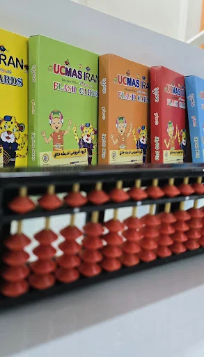 آموزشگاه علمی اندیشه خلاق (UCMAS)