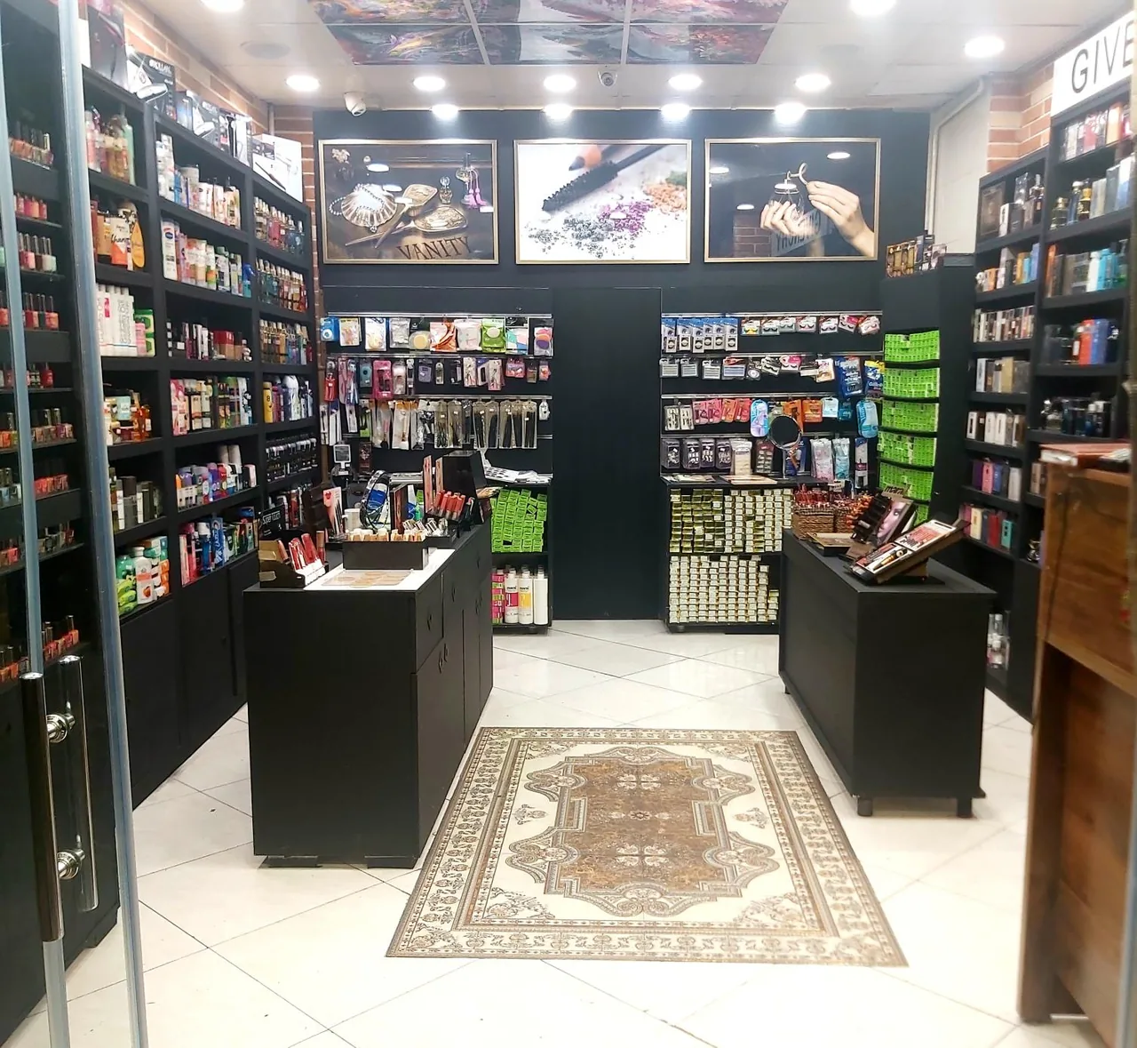 عطر و آرایشی توتیا