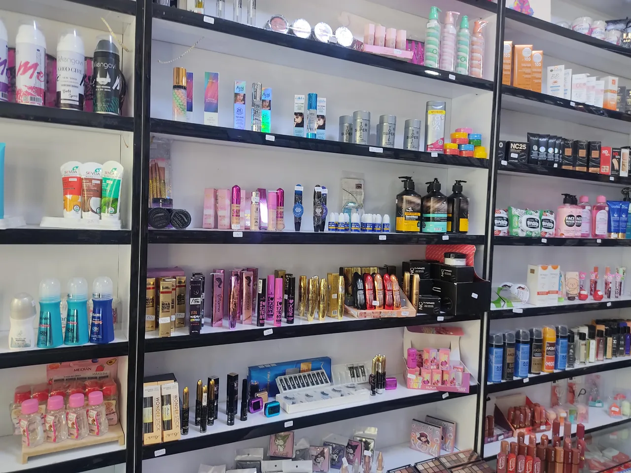 لوازم آرایشی و خرازیه آوای رز