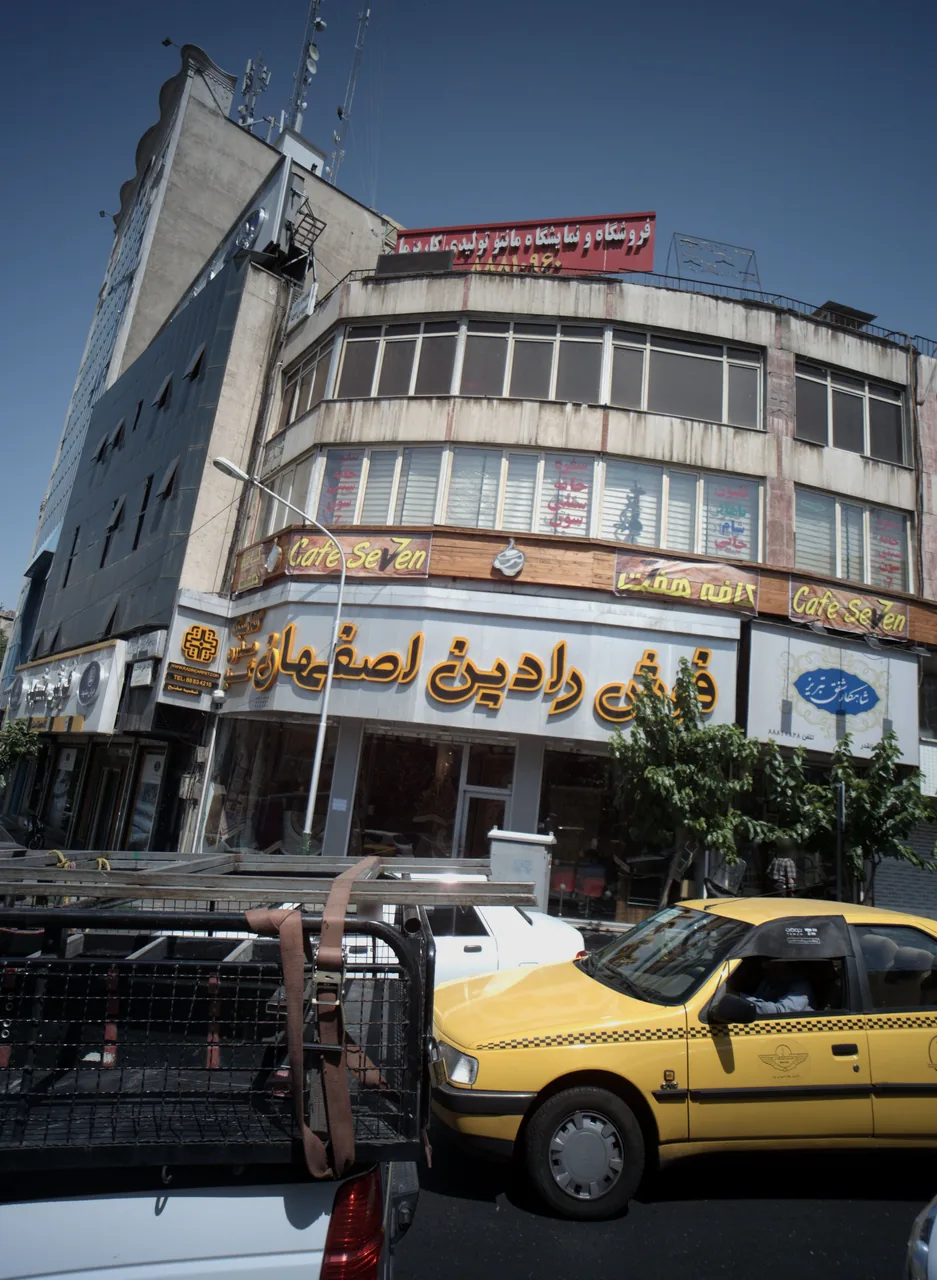 فروشگاه و نمایشگاه مانتو تولیدی کاریزما