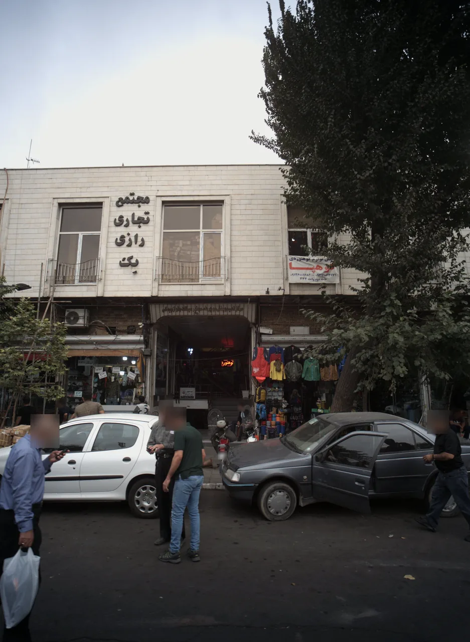 فروشگاه پوشاک و کفش آقایان