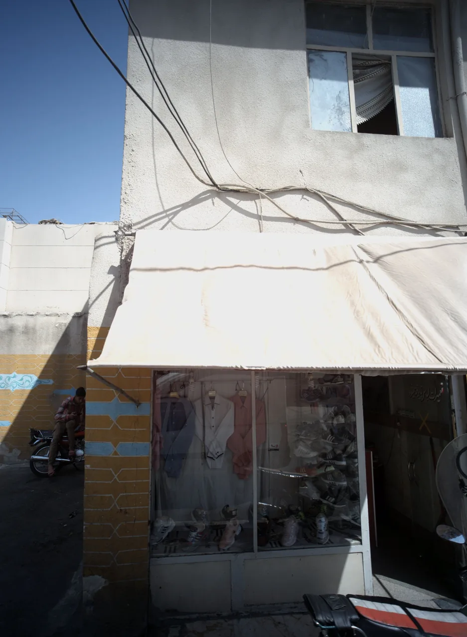 فروشگاه پوشاک و کتانی