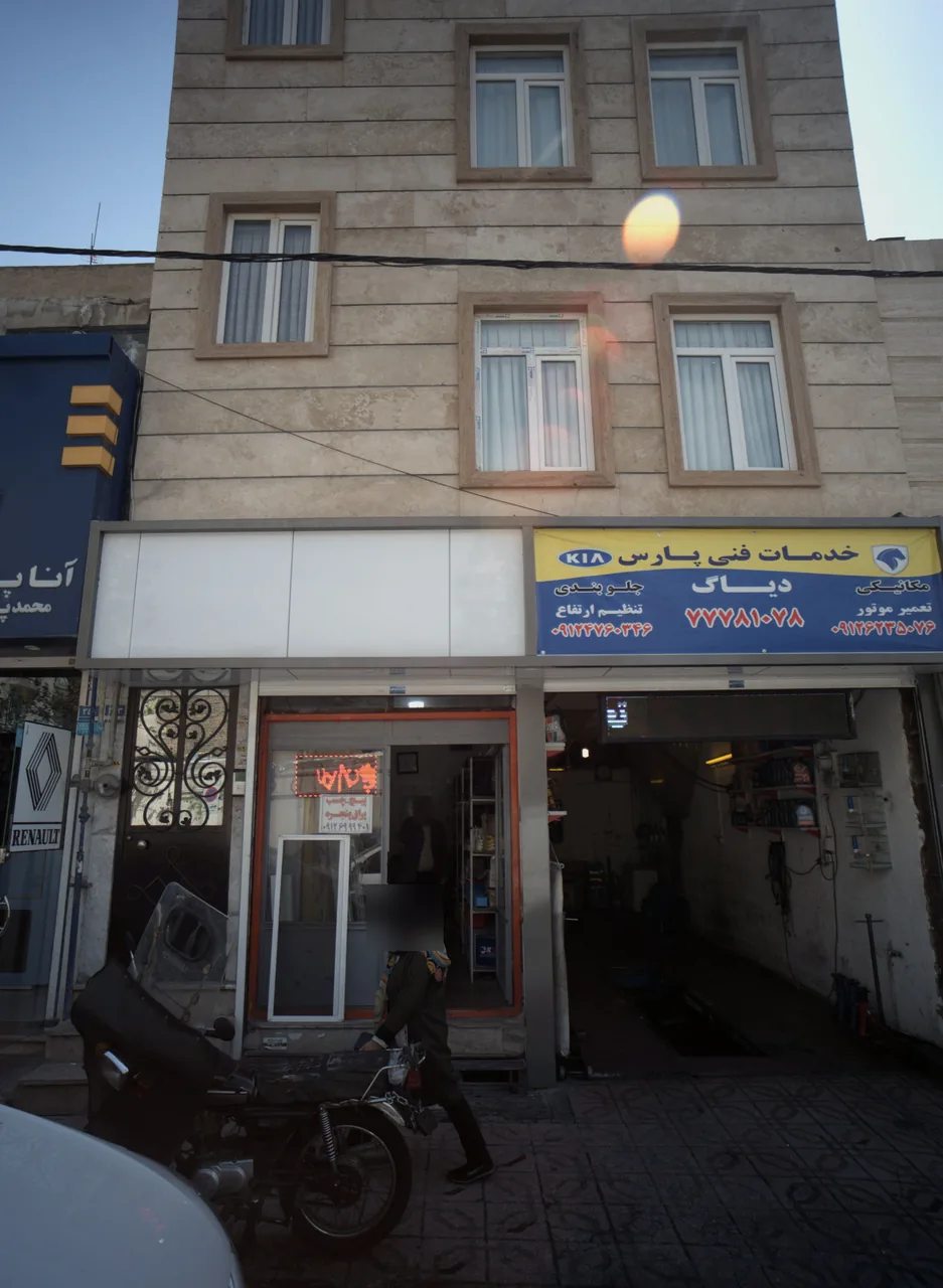 فروشگاه پیچ و چسب و یراق پنجره