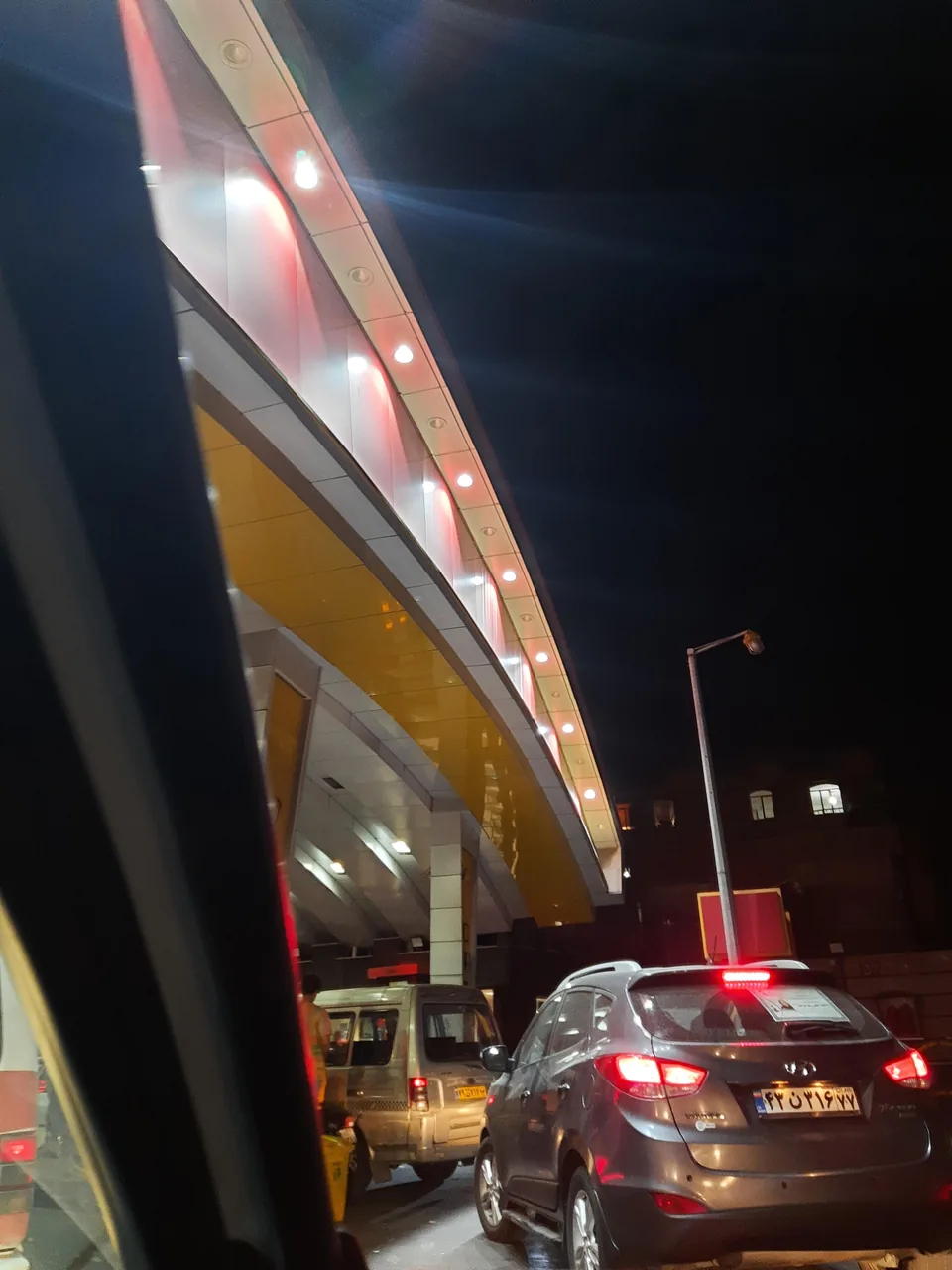 پمپ بنزین شماره ۱۰۴ - تصویر 2