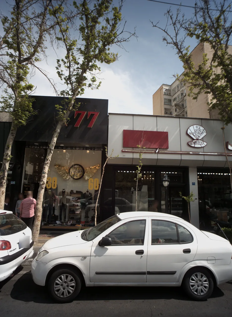 فروشگاه پوشاک آقایان 77