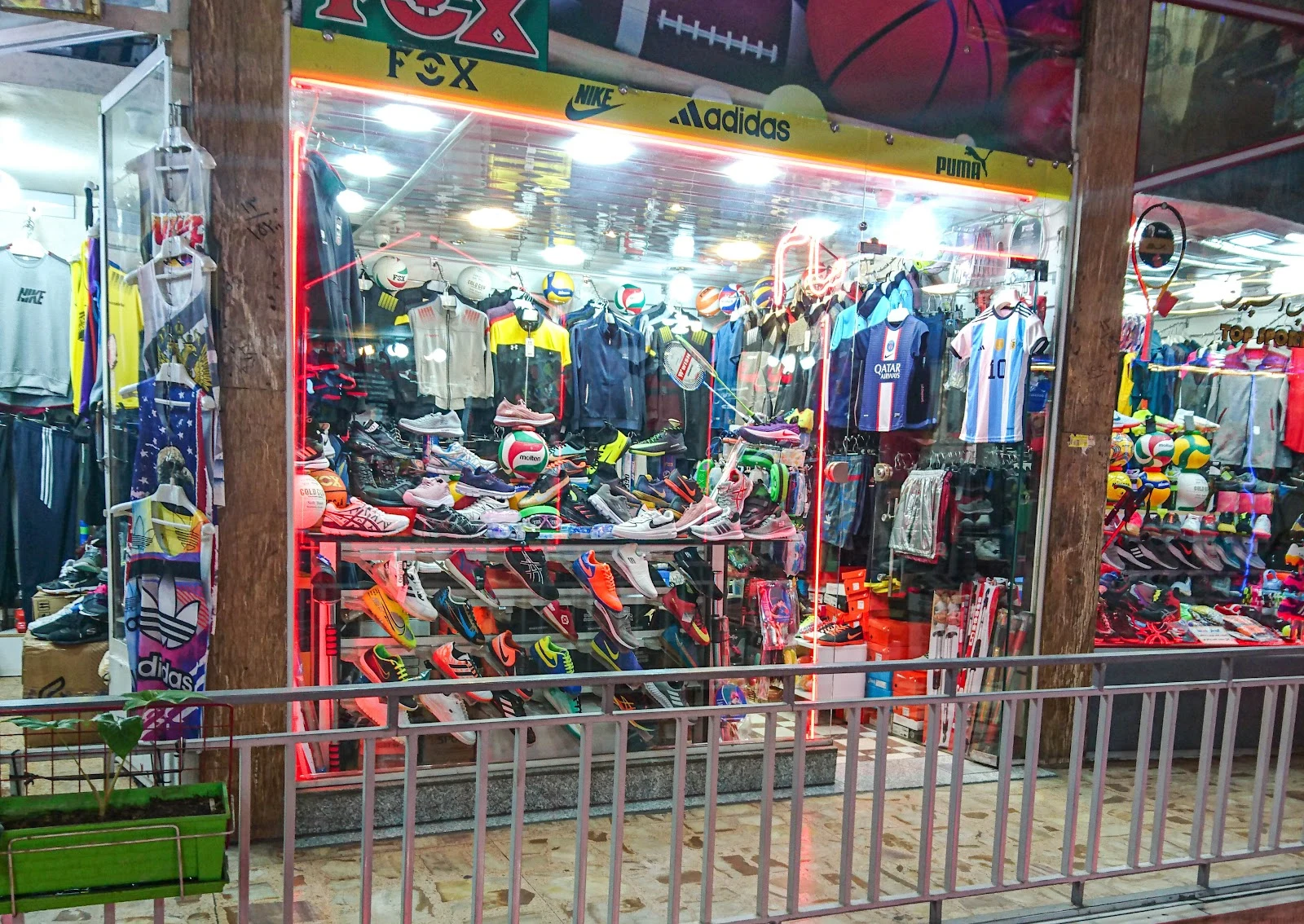 فروشگاه ورزشی (پاساژ بهارستان)