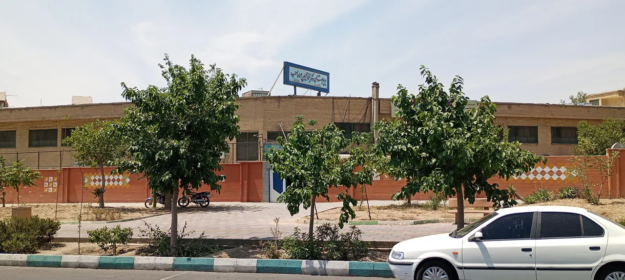 دبیرستان پسرانه هیئت امنایی دکتر غلامحسین مصاحب - تصویر 2