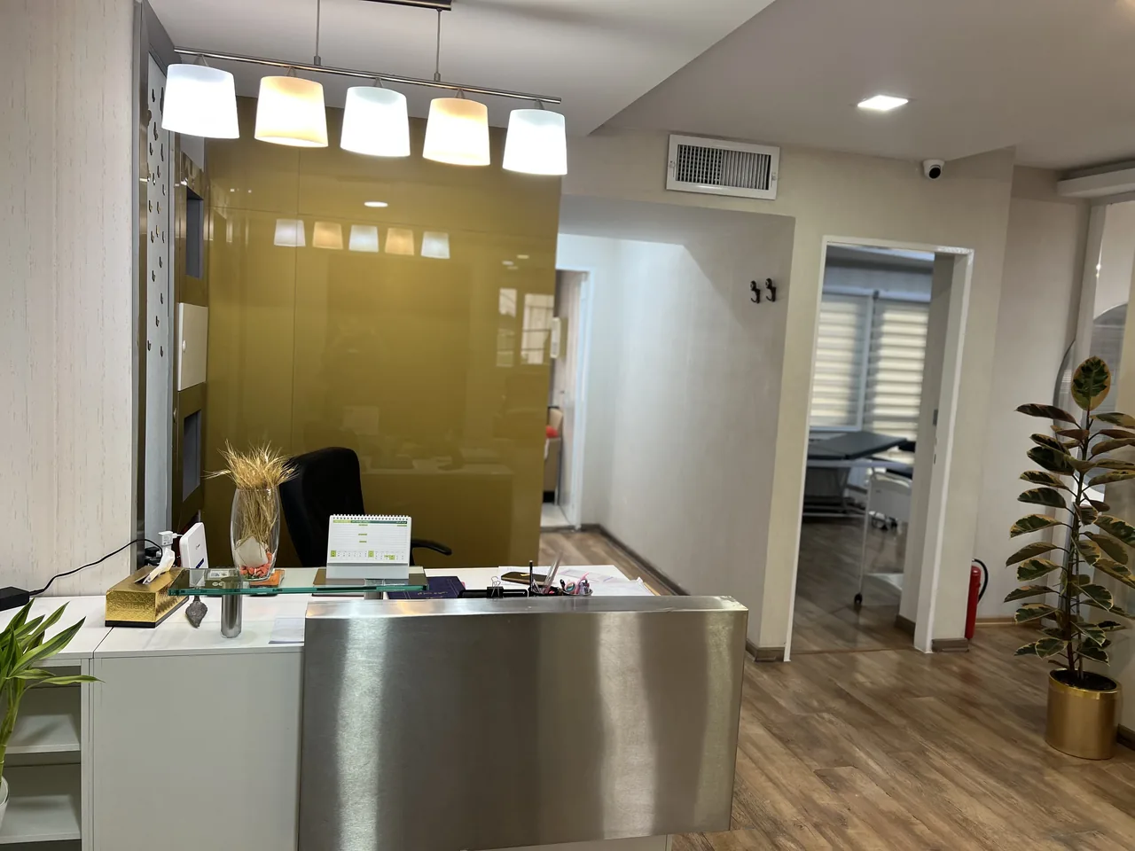 کلینیک پوست و مو دکتر عبدالحسینی - تصویر 2
