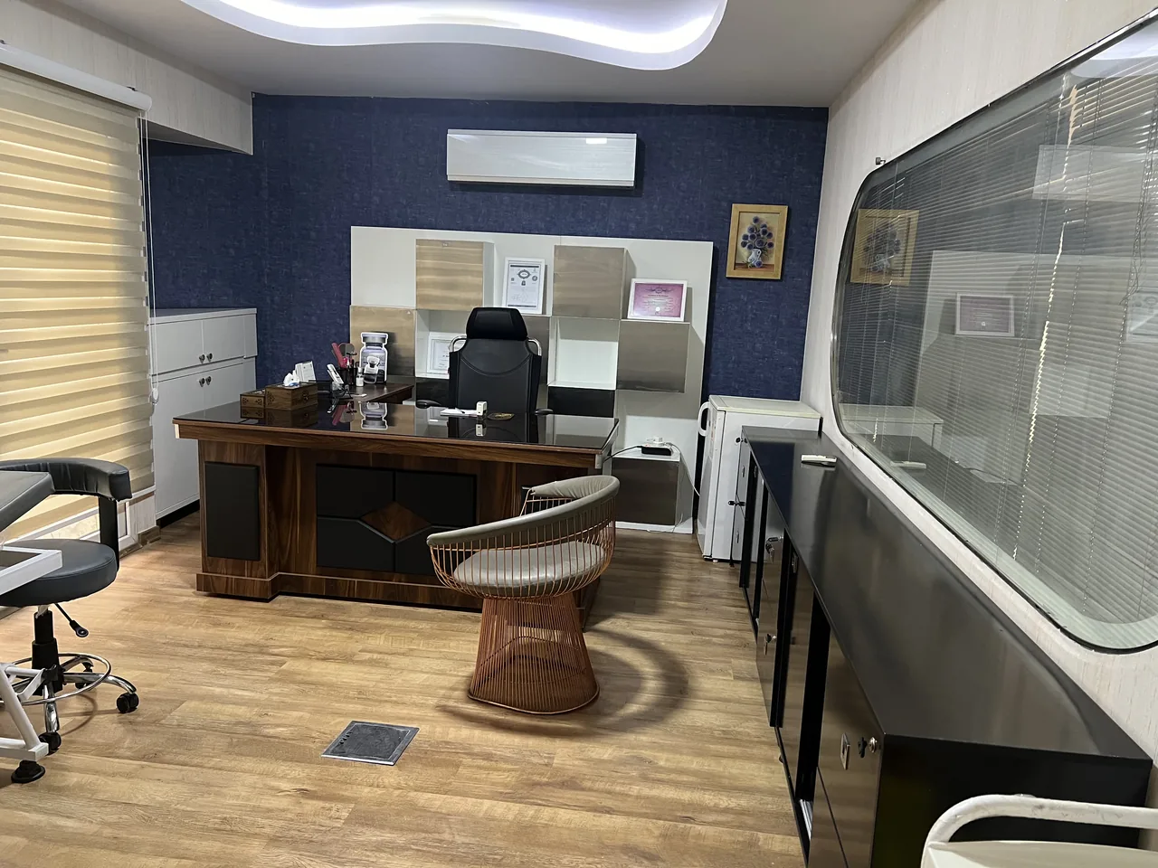 کلینیک پوست و مو دکتر عبدالحسینی - تصویر 4