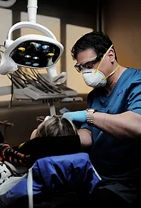 دندانپزشکی دکتر هومن باقری (بیمه نداریم)