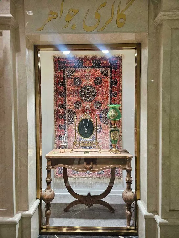 گالری طلا و جواهر  نفیسه سزاواررحمت