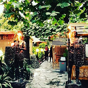 باغ رستوران مجلل طاووس