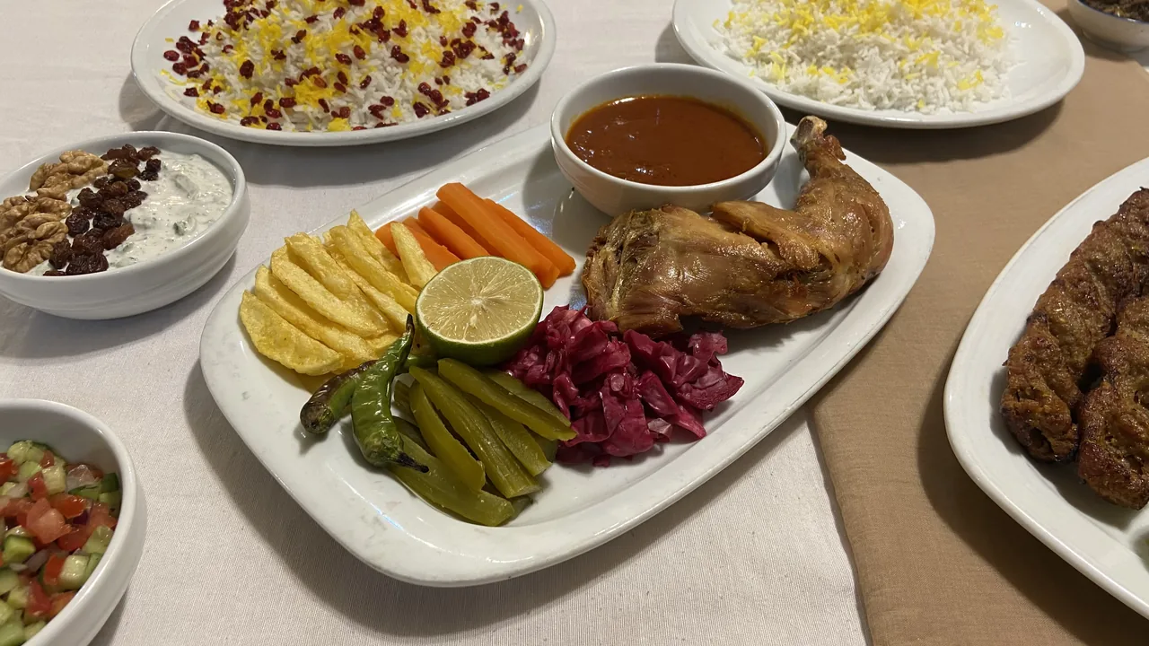 رستوران و چلو کباب فرصت - تصویر 4
