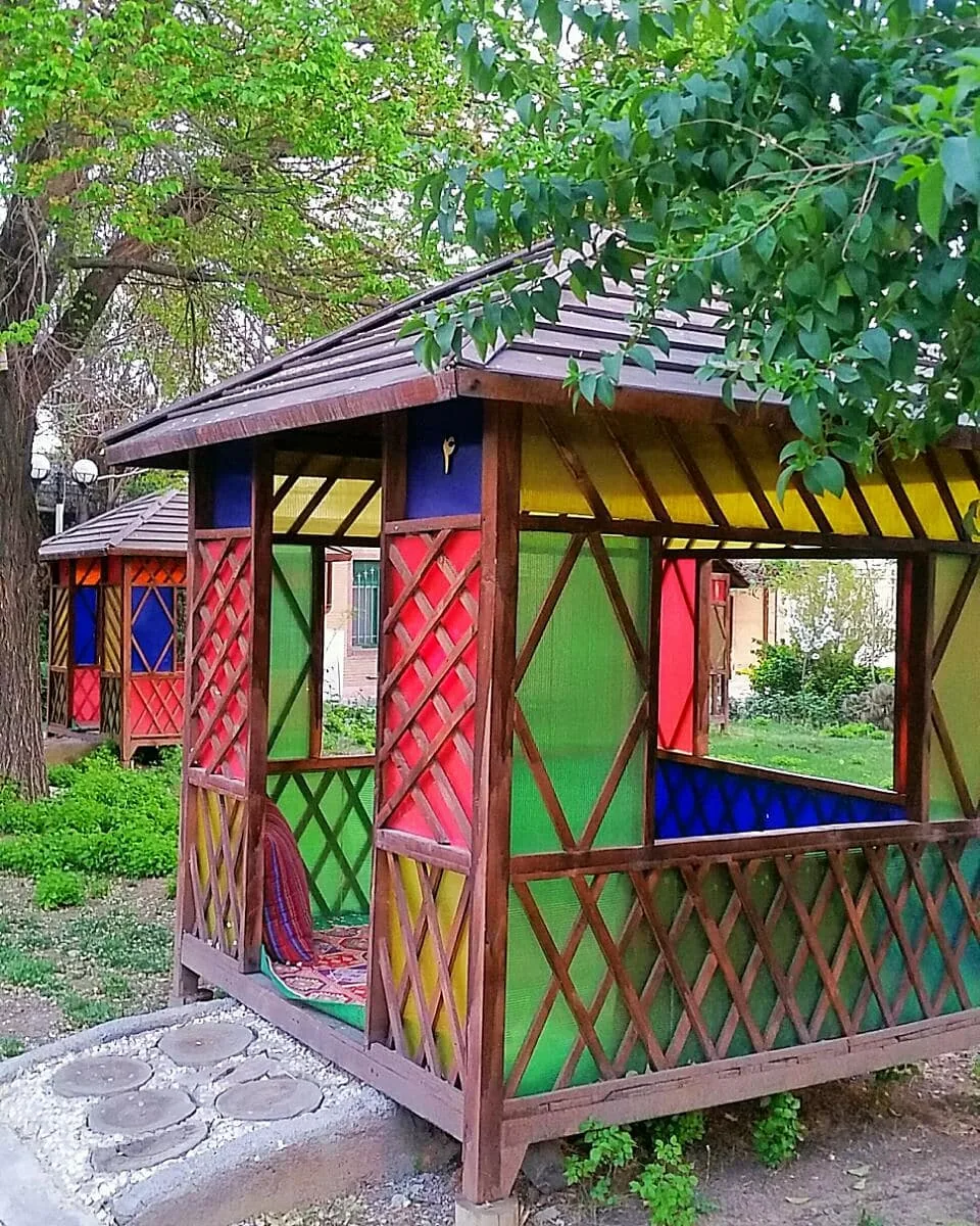 باغچه رستوران آسمونی ها