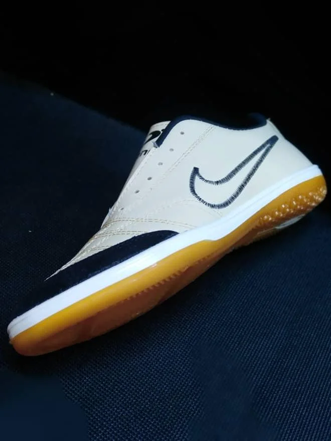 کفش ورزشی فخری