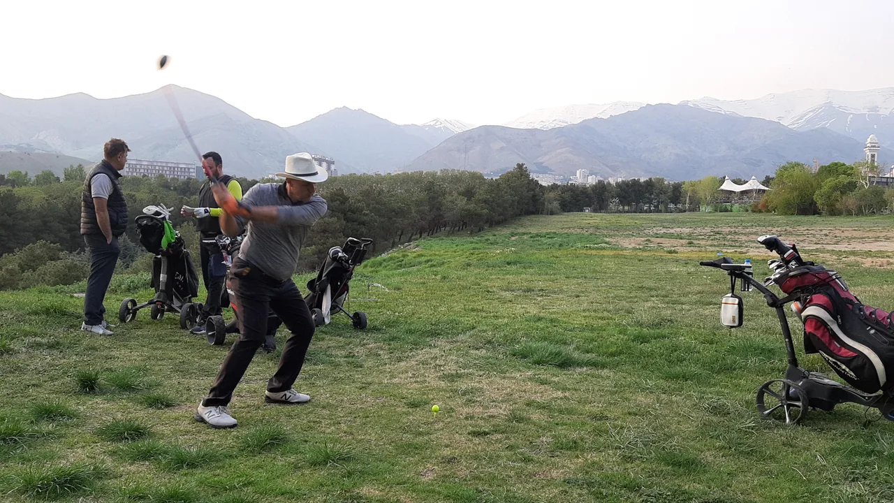 زمین گلف باشگاه انقلاب