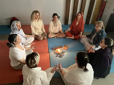 استودیو  ( آن ) یوگا