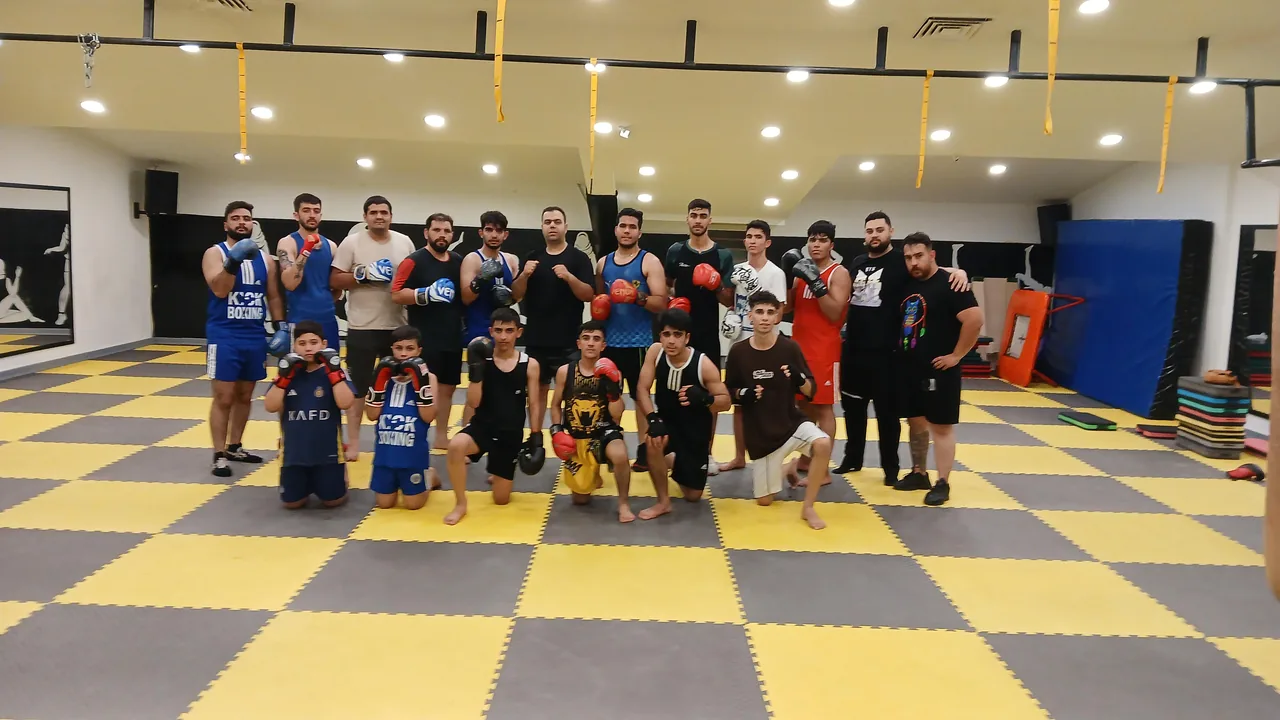 باشگاه بوکس حسن آذرخوش