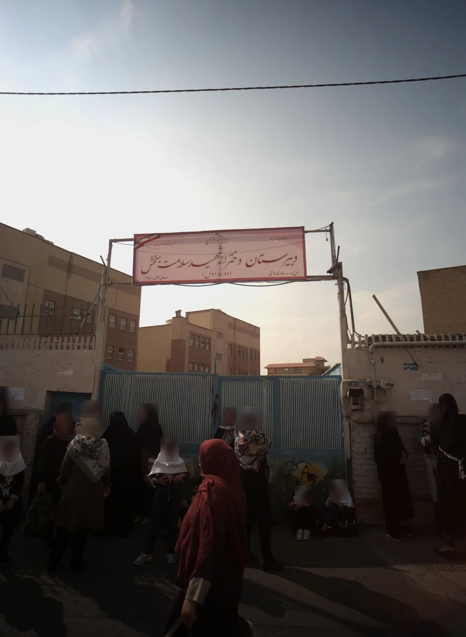 دبیرستان دخترانه شهید سلامت بخش