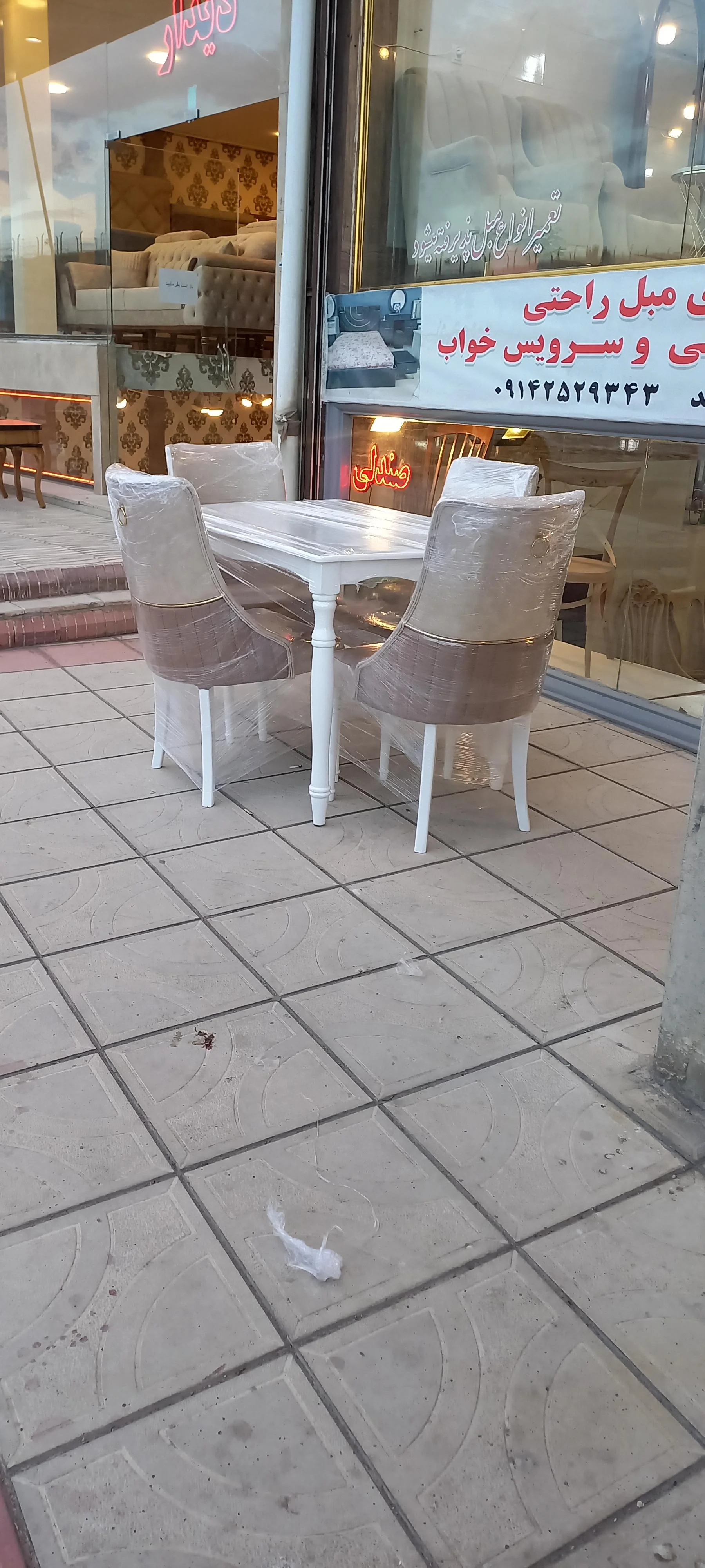 میز و صندلی ستوده