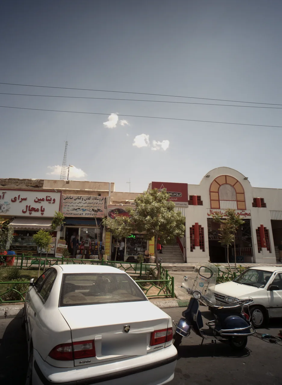 فروشگاه کفش و کتانی صادقی