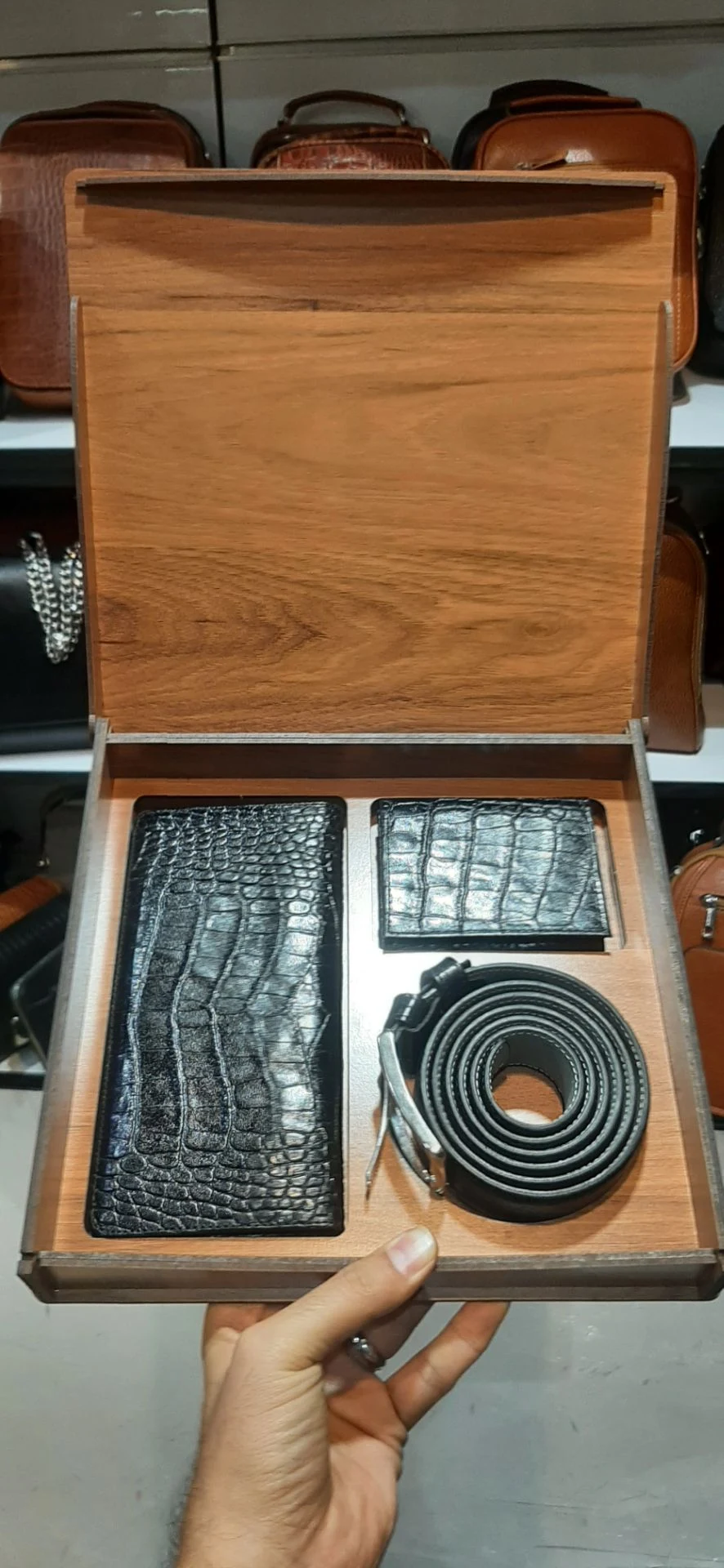 پاساژ صفا فروشگاه نانوک چرم - تصویر 3