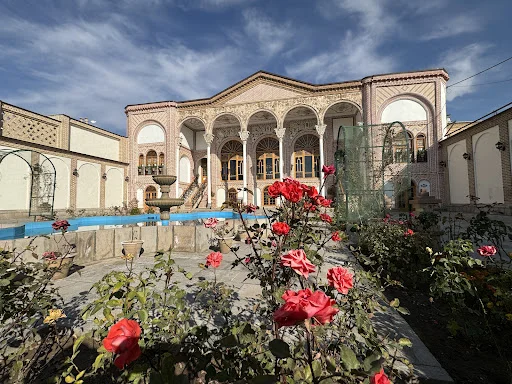 هتل عمارت سرخه ای