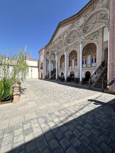 هتل عمارت سرخه ای