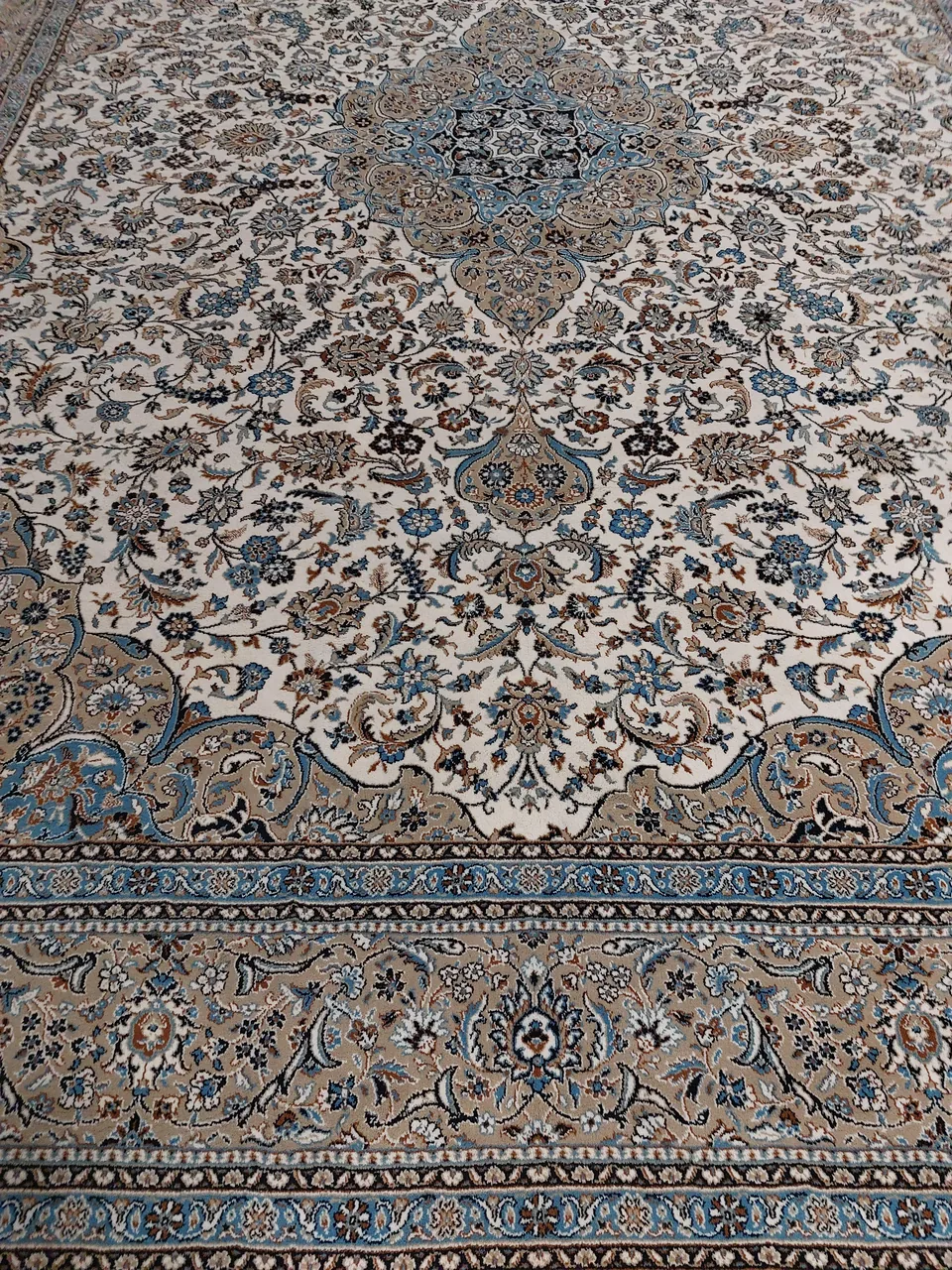 رفوگری و تعمیر انواع فرشهای ماشینی و دستباف
