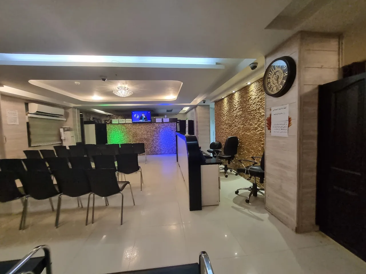 کلینیک تخصصی پوست و مو دکتر سید آرش ایوبی - تصویر 2