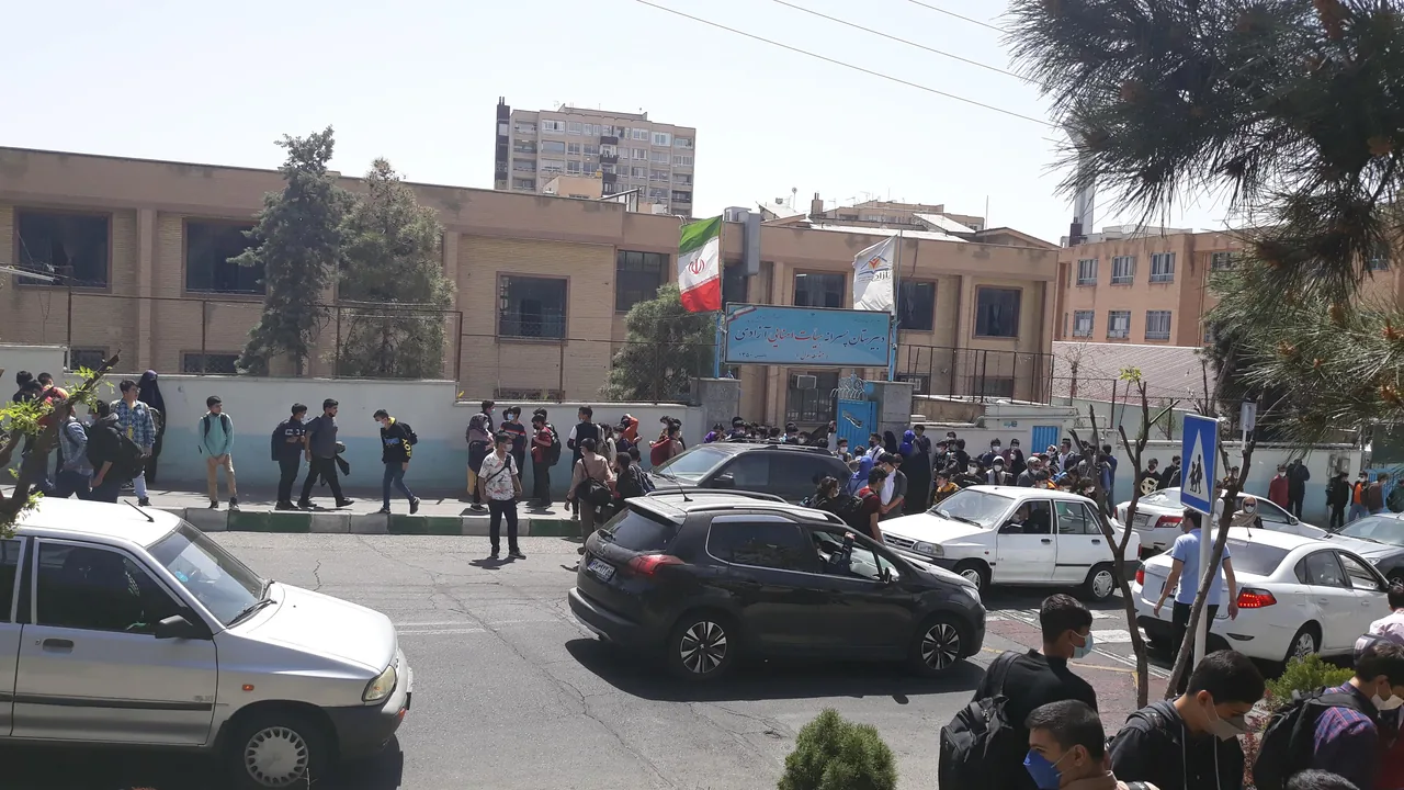دبیرستان پسرانه آزادی - تصویر 3