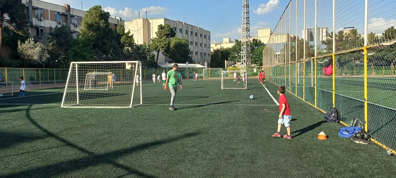 زمین فوتبال شهید کشوری - تصویر 2