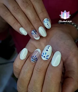 خدمات تخصصی ناخن خاطره