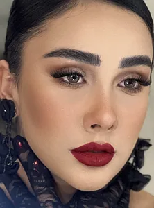 خدمات تخصصی میکاپ و مژه سارا شریعتی