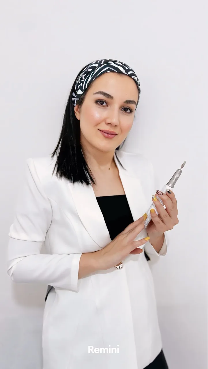 خدمات و آموزش کاشت ناخن روشنک