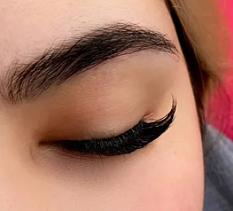 خدمات تخصصی کاشت مژه و لیفت ابرو اتنا