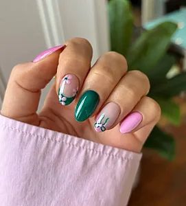 خدمات تخصصی ناخن و مژه مانا
