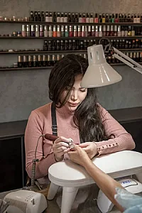 خدمات کاشت  ناخن و مژه نفس