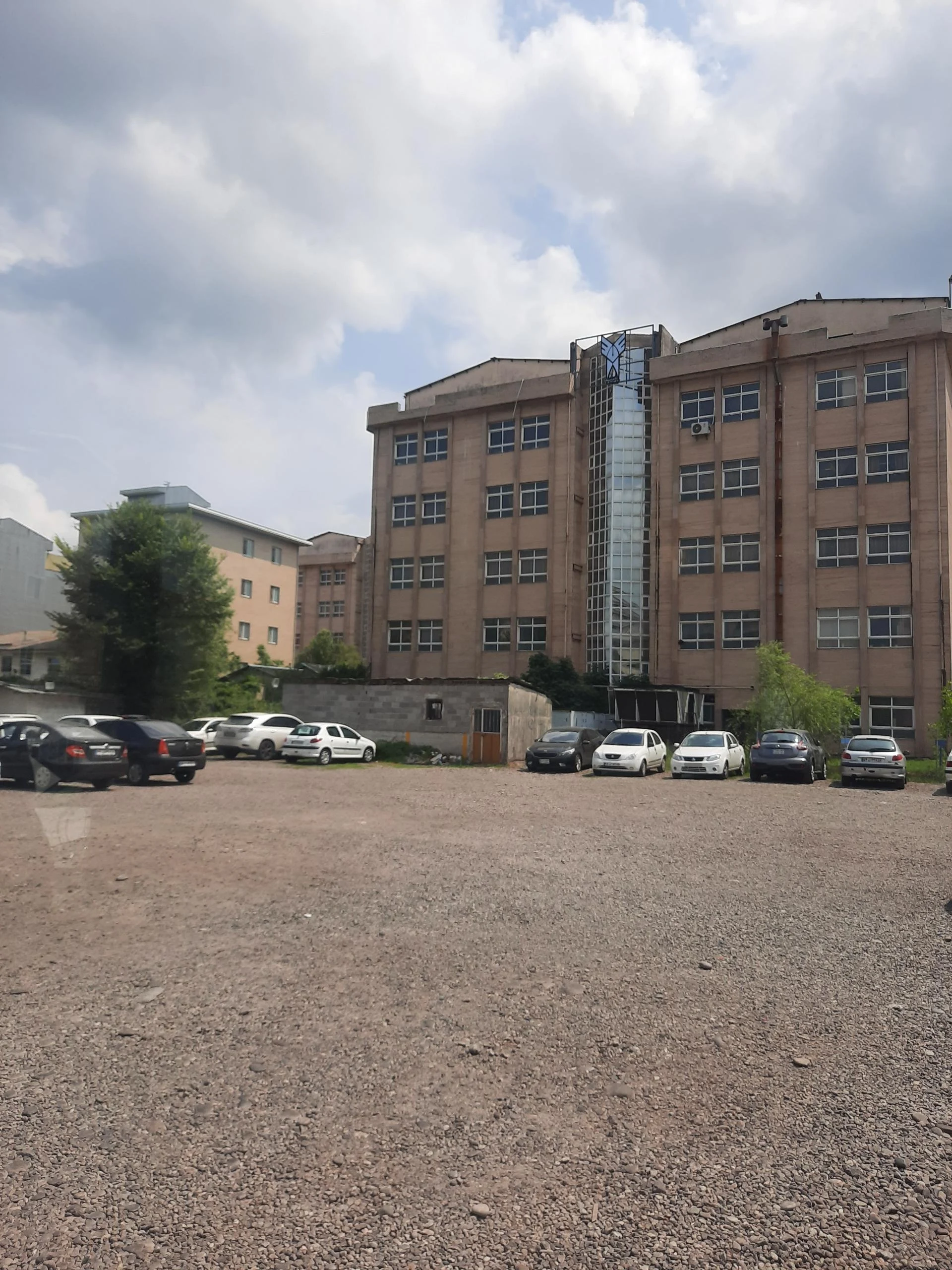 پارکینگ دانشگاه آزاد رشت