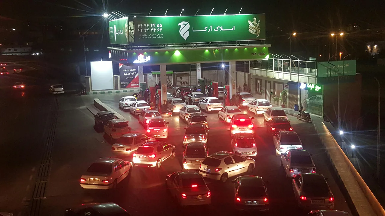 پمپ بنزین شماره ۲۸۴ - تصویر 2