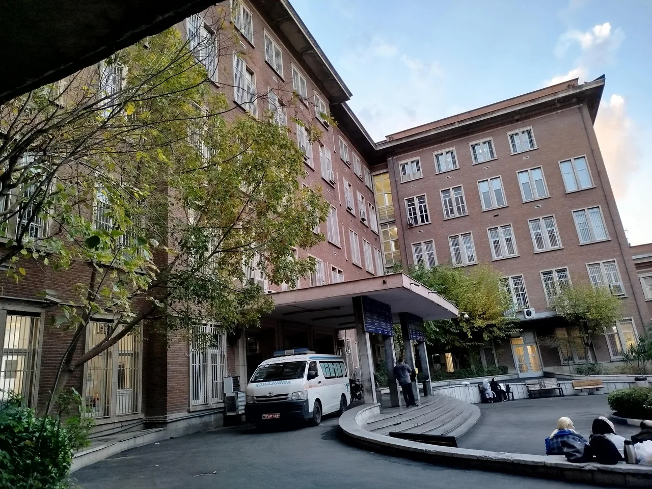بیمارستان امام خمینی (ره) تهران - تصویر 4