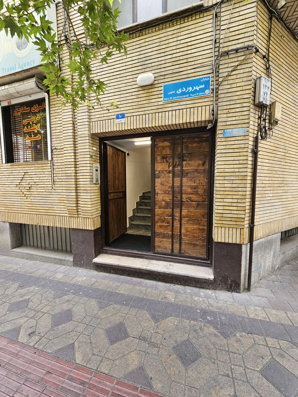 مشاورین املاک سی صد 300 - تصویر 2