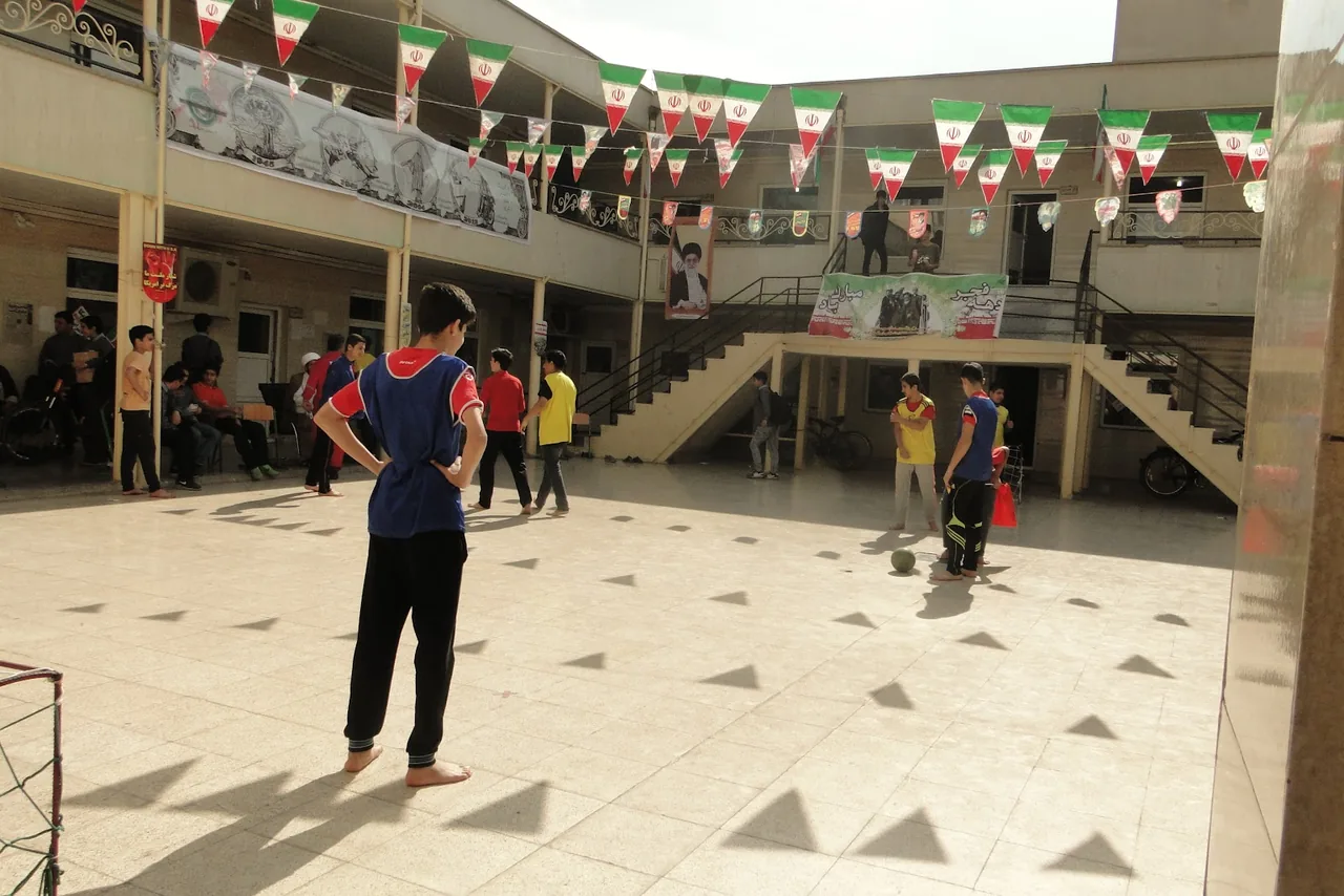 دبیرستان طلایه داران - تصویر 3
