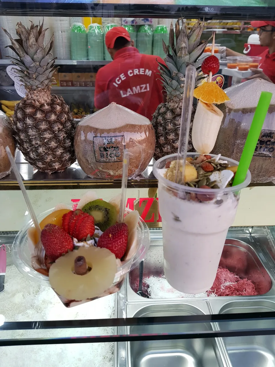 بستنی و آبمیوه طبیعی پل سفید
